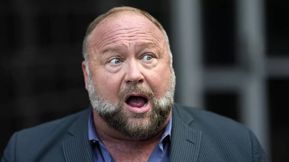 Read more about the article Alex Jones wants to halt the transaction as the Onion’s bid to purchase Infowars goes before the judge.