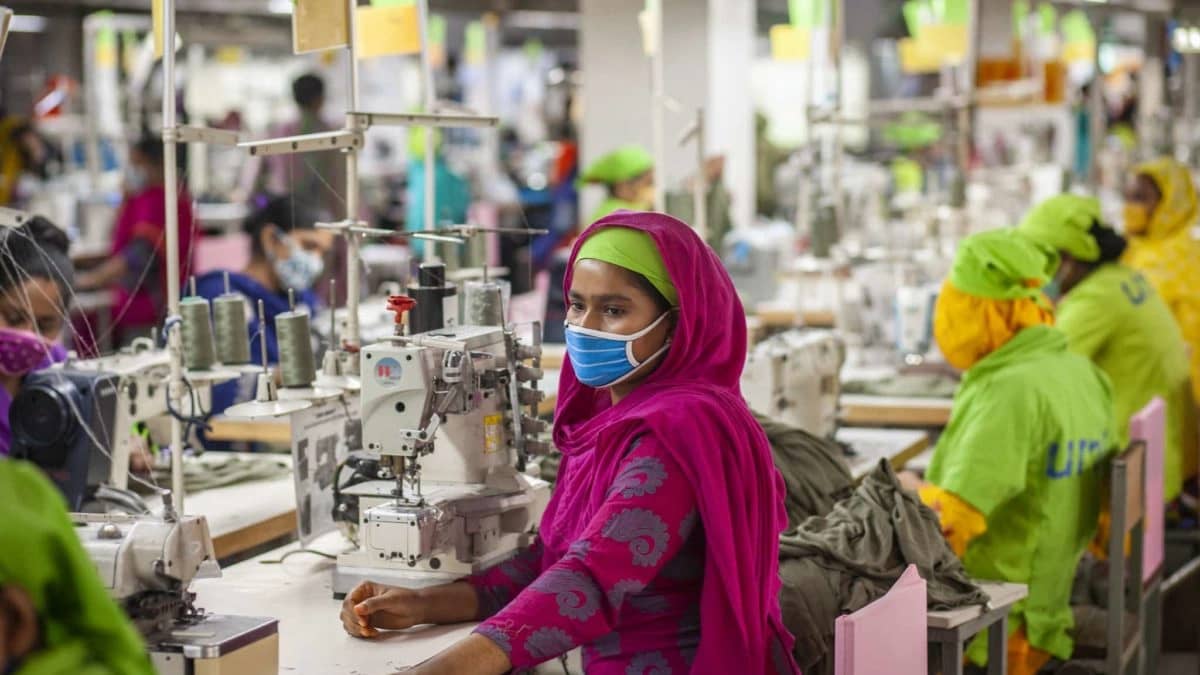 Read more about the article Study finds garment factory workers vulnerable to extreme heat risks.